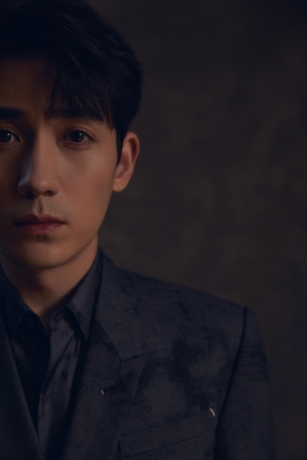 朱一龙西服写真 眼神深情充满故事感