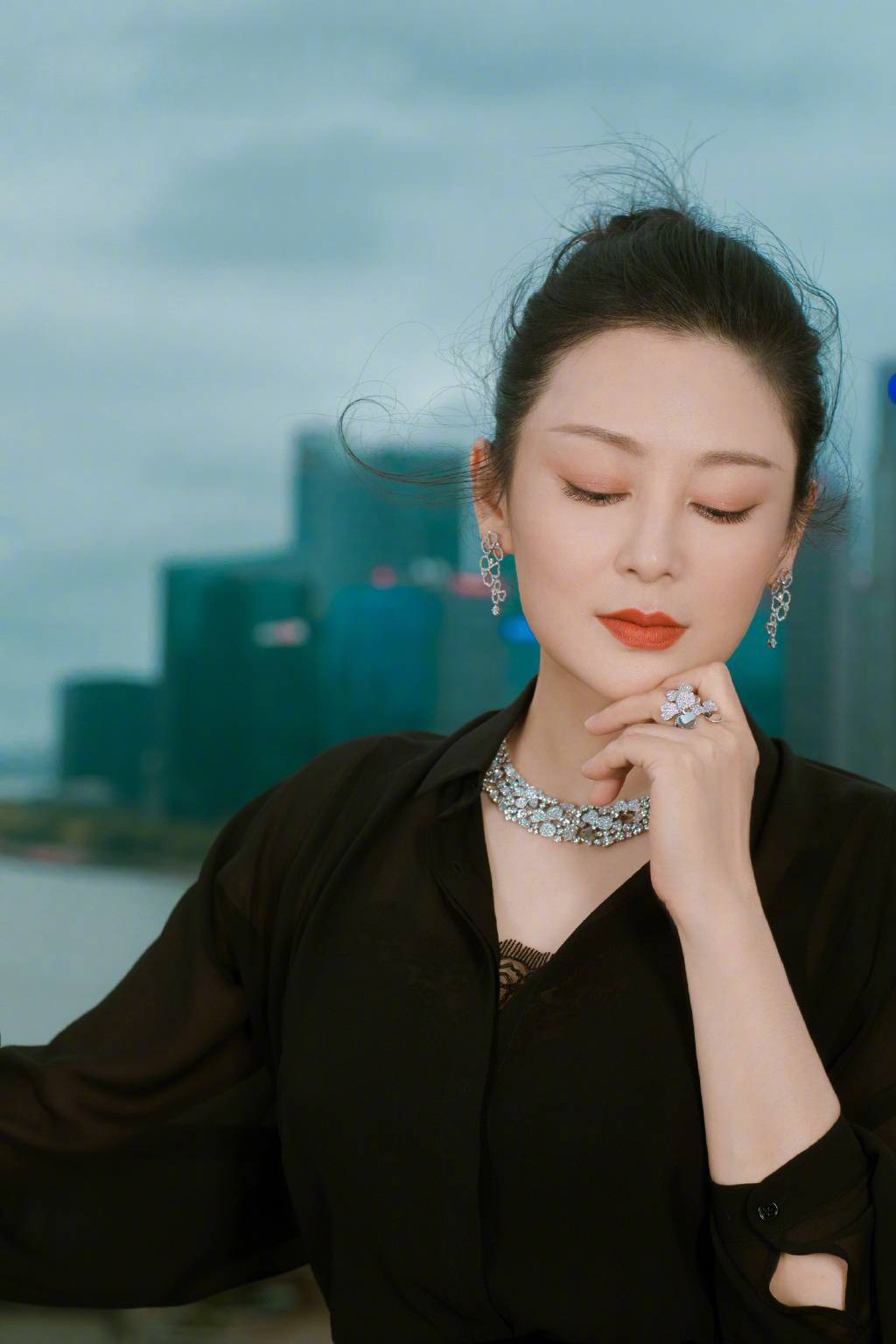 陈红出席博纳之夜活动时拍摄的一组写真,美人依旧_高清图集_新浪网
