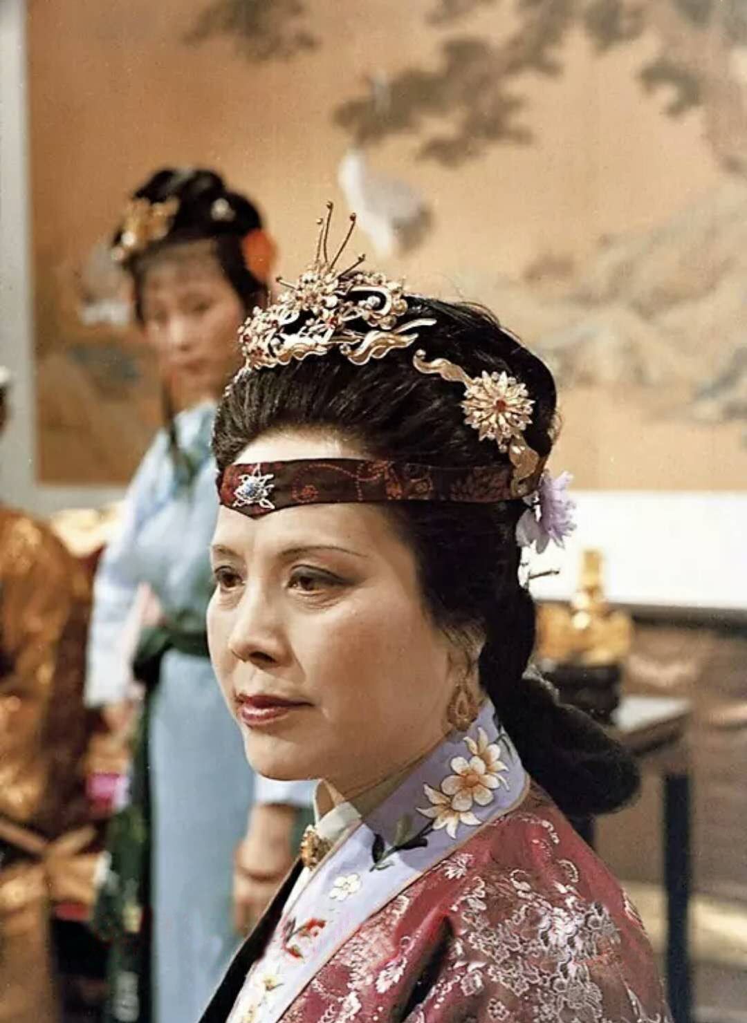 她是87版红楼梦选演员的负责人之一,在剧中扮演自私自利的邢夫人