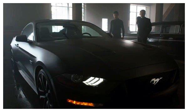 布鲁斯在《哥谭》中获得了他的第一辆蝙蝠车