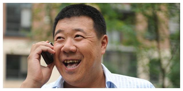 有两段婚姻,也因此对感情的事情不再抱有希望了,但是这时他遇到了曾斌