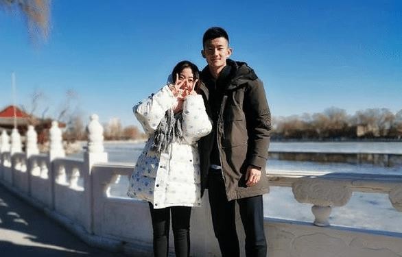 谌龙与娇妻出游合影遭母亲身高抢镜,王适娴衣着宽松引怀孕说法