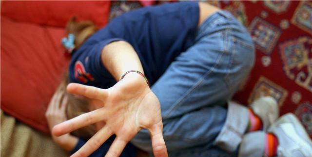 "我不敢了,别打了",5岁女孩打坏玻璃饰品,跪着哀求妈妈