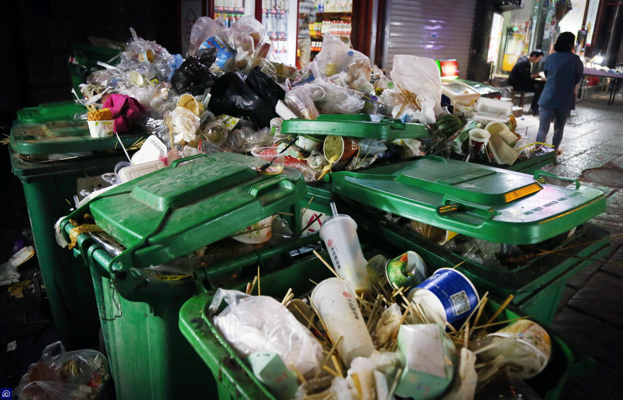 小吃街垃圾太多令清洁工崩溃,半小时装一车仍忙到凌晨1点