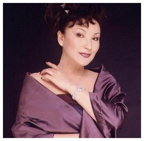 鹰峡》进入娱乐圈,而且一举成名还拿下了"台湾金马奖"的最佳女配角奖