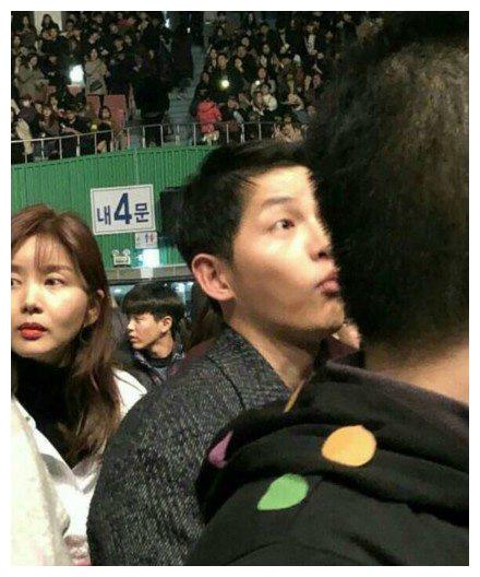 宋仲基与宋慧乔现身iu演唱会网友这两人咋胖成这样