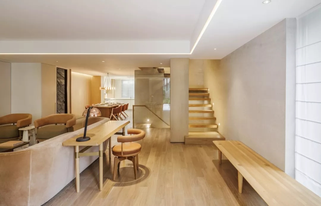 装修公司案例｜简约轻奢的联排公寓设计，隐藏式灯带让空间更高级