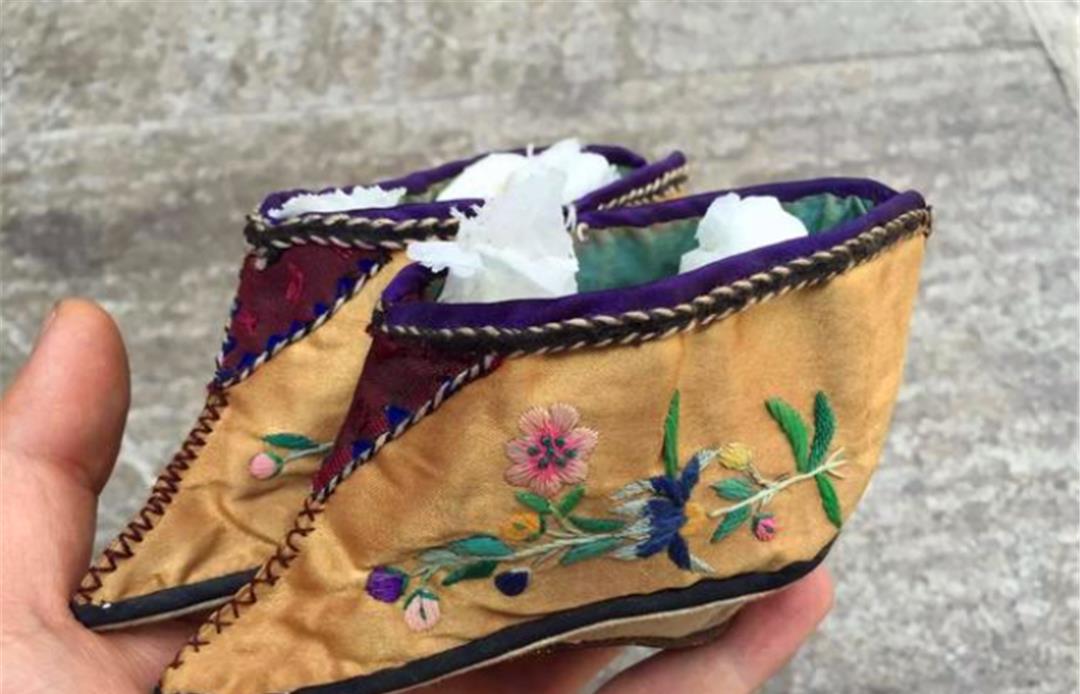 古人为什么喜欢三寸金莲?裹脚布又臭又长,现在没听说谁会喜欢?