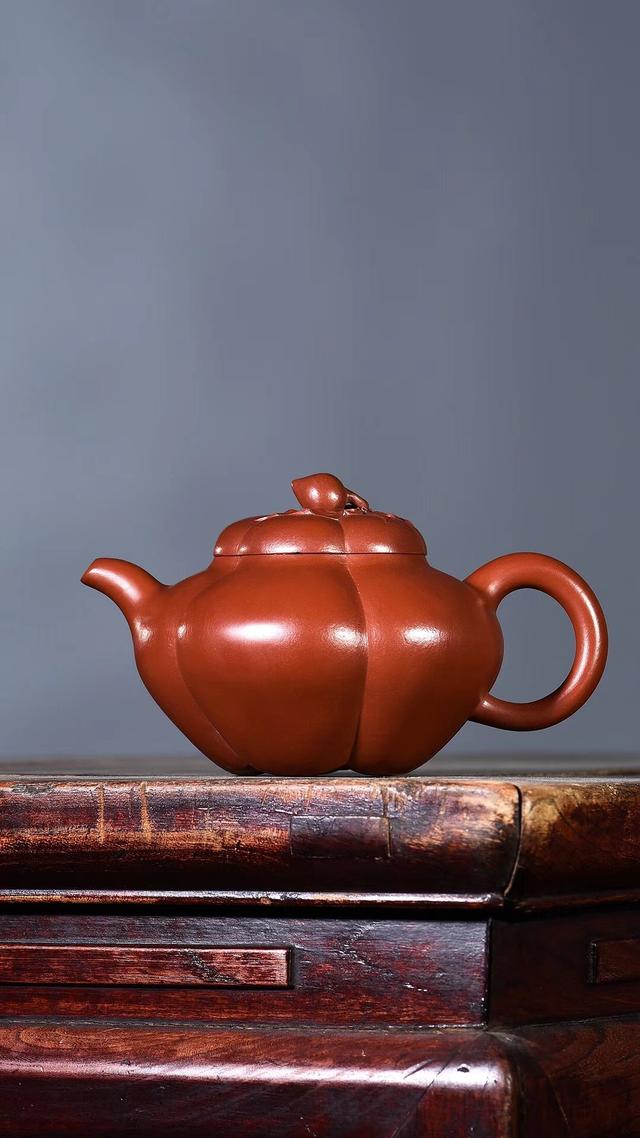 请问各位大佬这几个紫砂壶价值多少?泥料是原矿吗