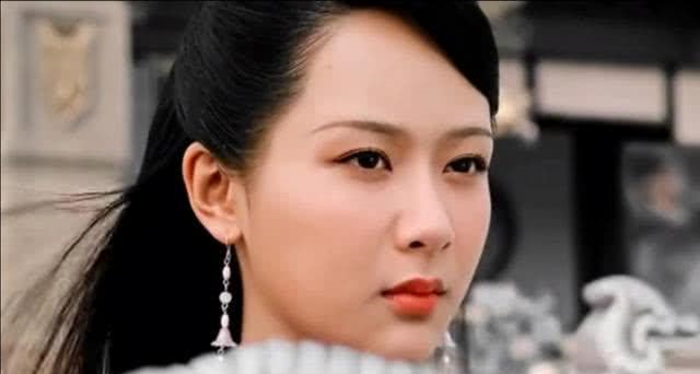 杨紫新剧《镜双城》疑曝定妆照,头戴流苏珠冠,仙气十足!