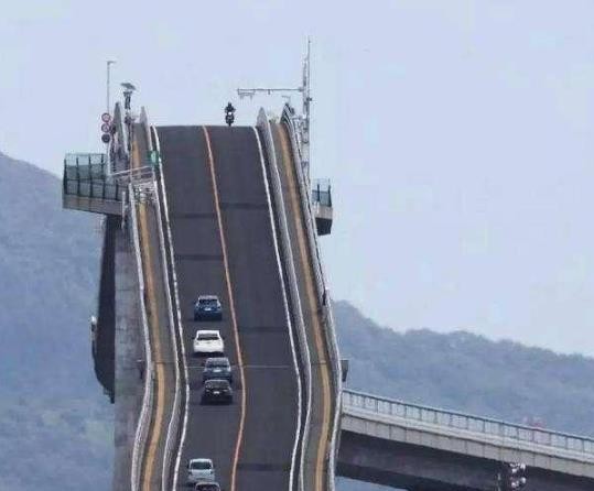 自动挡车型下陡坡时怎么做才最安全?挂d挡踩刹车最危险的