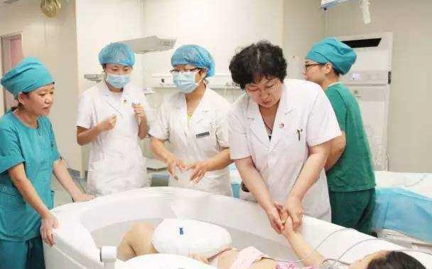 谢依霖细述水中分娩过程,宝宝出生后不会呛到水,好处还挺多的