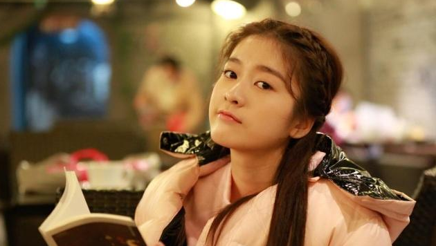 她6岁去剧组探班姐姐,却误打误撞被导演看中,如今红的不可收拾