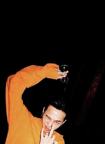 权志龙退伍后首次营业!黑西装配金丝眼镜,重回颜值巅峰