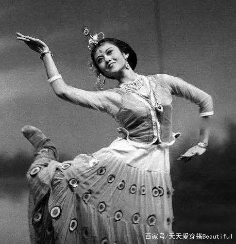 杨丽萍年轻时到底有多美连冯小刚都赞叹杨丽萍美的不像人!