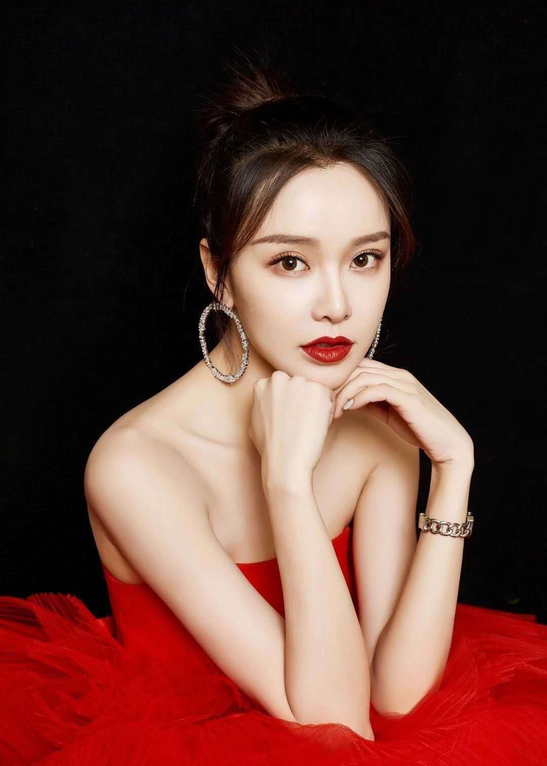 黄一琳红色礼服太美了 性感的小锁骨搭配大红唇更增加几分魅力