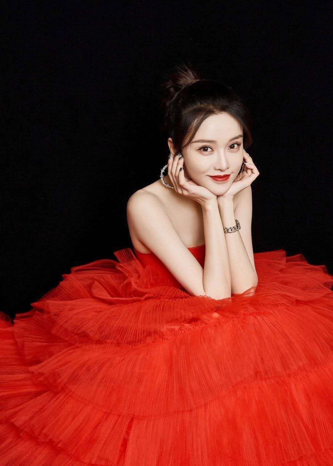 黄一琳红色礼服太美了 性感的小锁骨搭配大红唇更增加