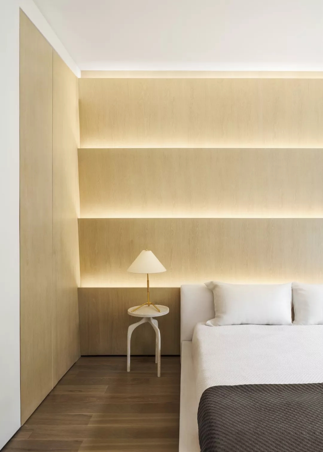 装修公司案例｜简约轻奢的联排公寓设计，隐藏式灯带让空间更高级