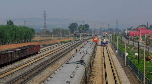 俄罗斯为何不使用火车的标准轨,却偏偏用宽轨看完你就明白了