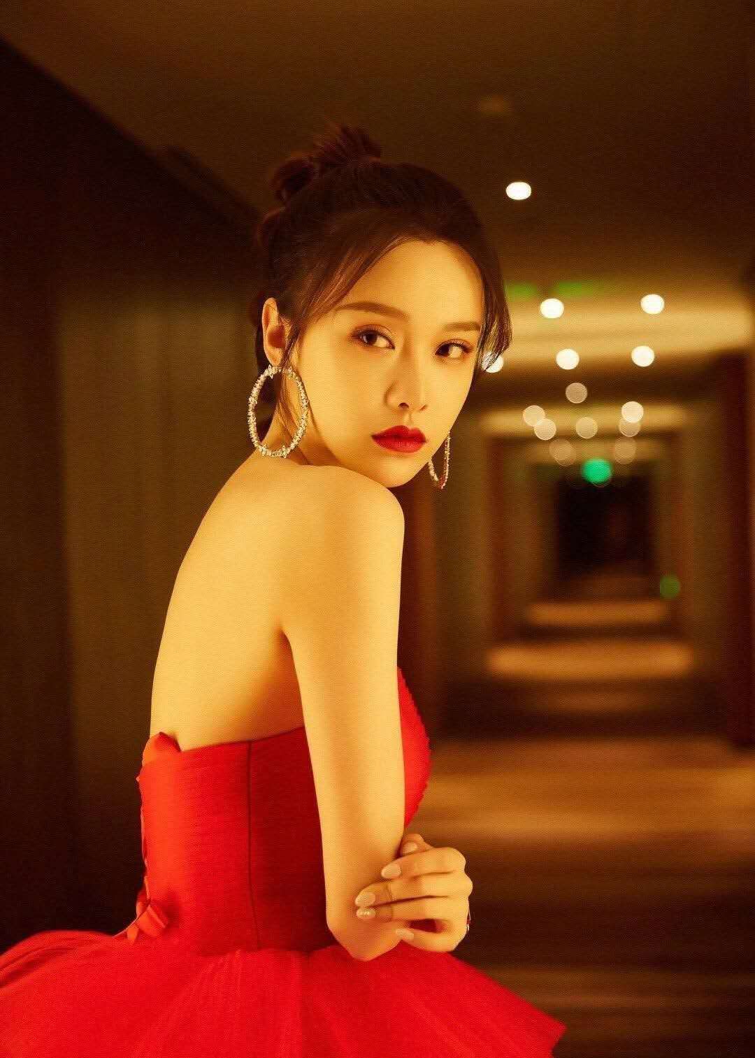 黄一琳红色礼服太美了 性感的小锁骨搭配大红唇更增加几分魅力