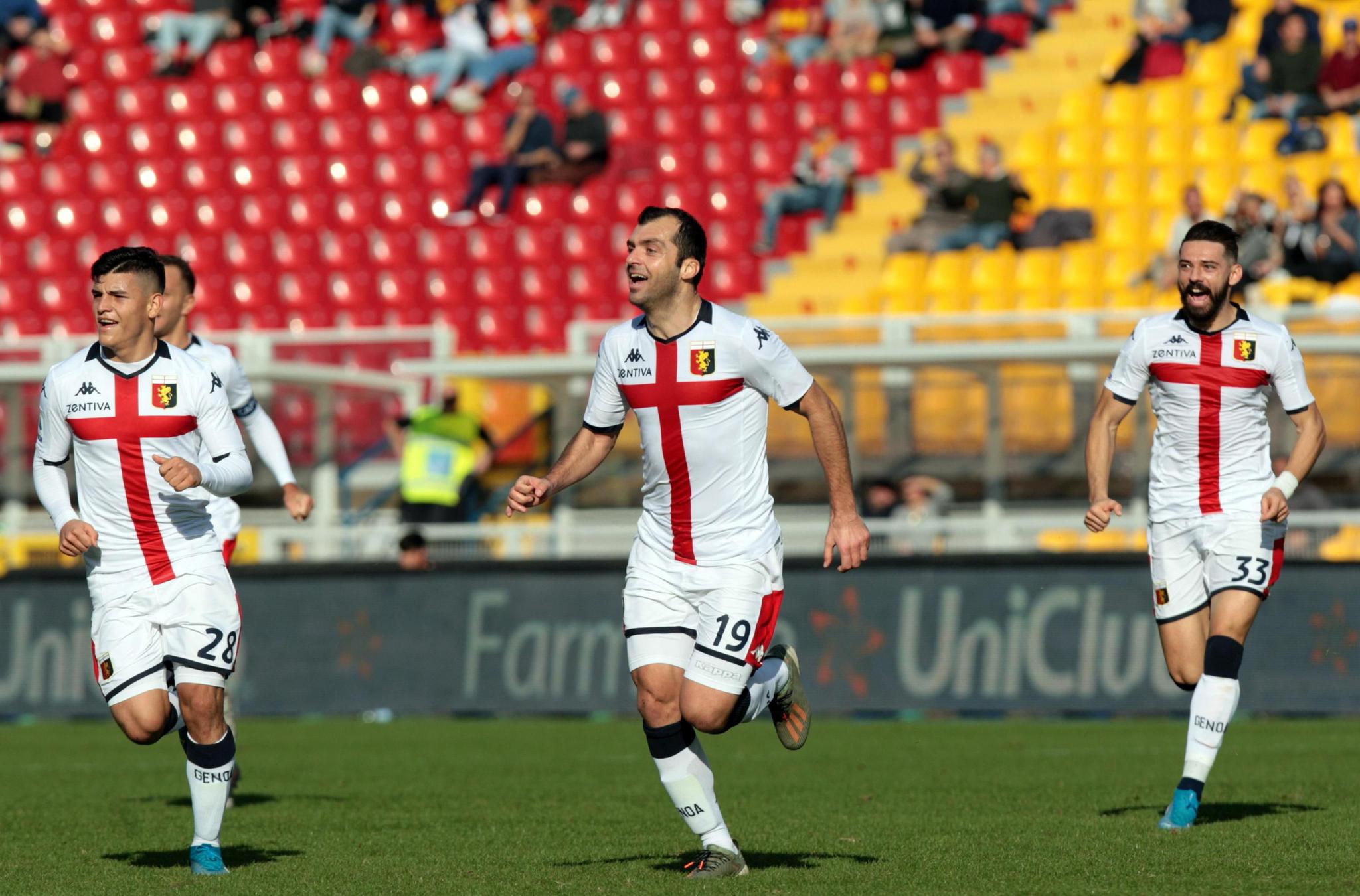 足球——意甲联赛:莱切战平热那亚 12月8日,莱切队球员拉曼蒂亚(右)与