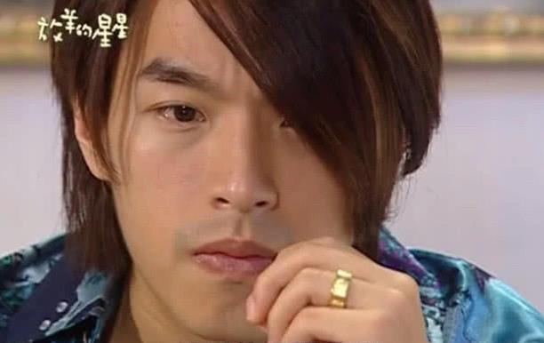 李威当年一部《放羊的星星》火遍了大江南北,估计很多"老哥哥老姐姐"