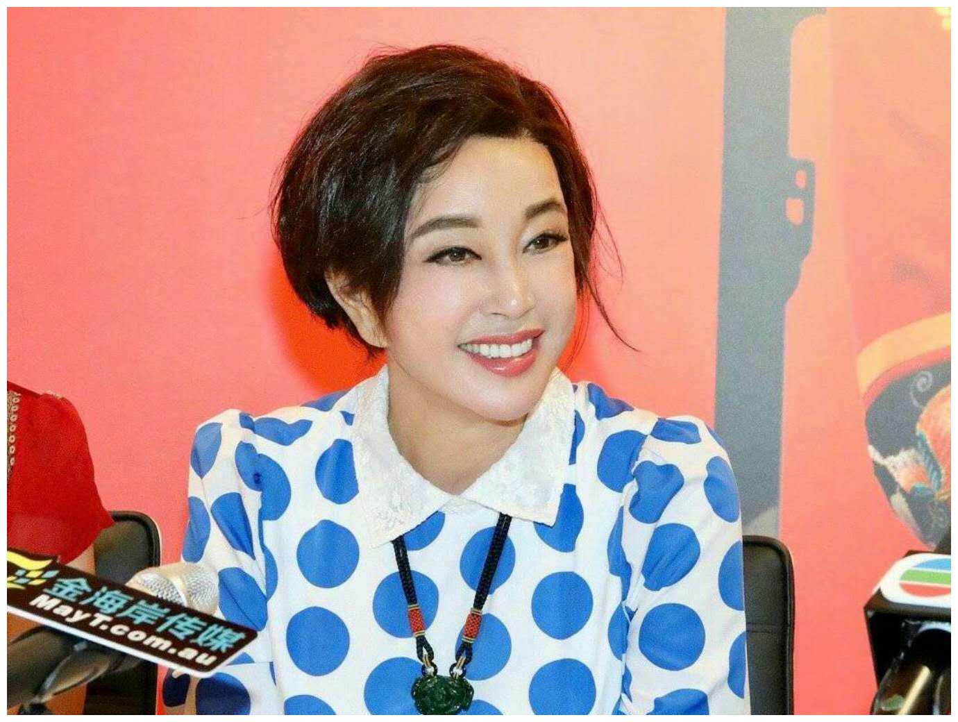 69岁刘晓庆不服老,一袭红装亮相却被一双手出卖|刘晓庆|红装|整容_新浪新闻