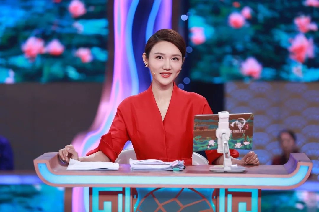 中国诗词大会董卿被换网友猜是董卿主动退出要主持新节目