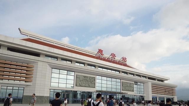 1,惠安站,位于泉州市惠安县聚龙小镇附近,站房设计方面,使用燕尾脊