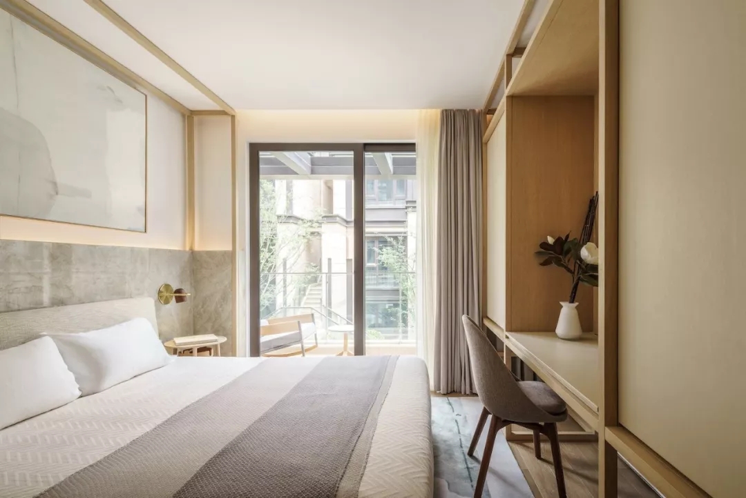 装修公司案例｜简约轻奢的联排公寓设计，隐藏式灯带让空间更高级