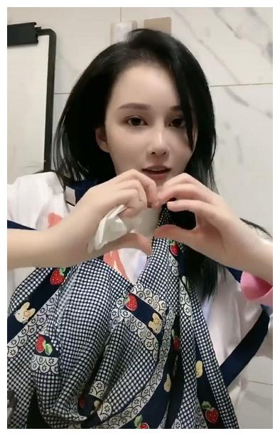 赵本山女儿近照太晃眼,大眼睛尖下巴,一点不像"星二代"|赵一涵|星二代