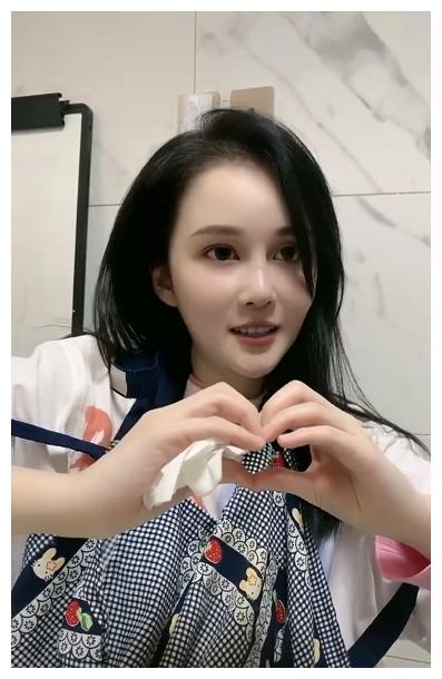 赵本山女儿近照太晃眼,大眼睛尖下巴,一点不像"星二代"|赵一涵|星二代