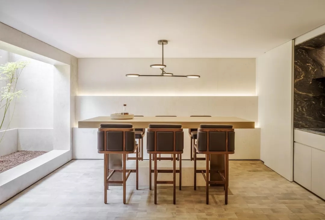 装修公司案例｜简约轻奢的联排公寓设计，隐藏式灯带让空间更高级
