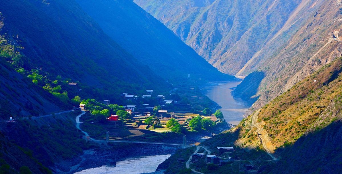 中国的世界遗产之一三江并流自然景观."江水并流而不交汇"