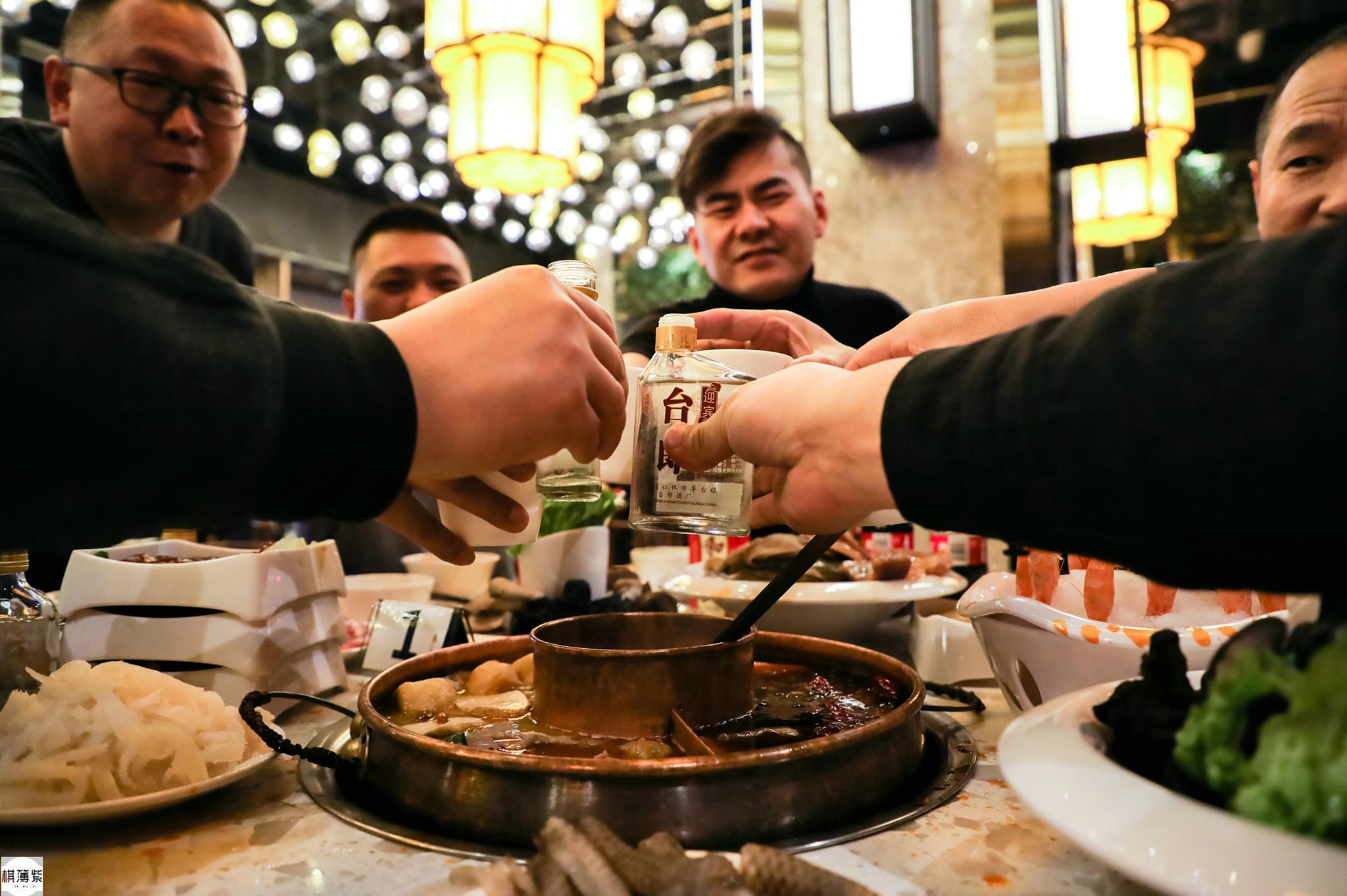 90后美女年终奖100多万!300人吃火锅年饭,总身家数十亿