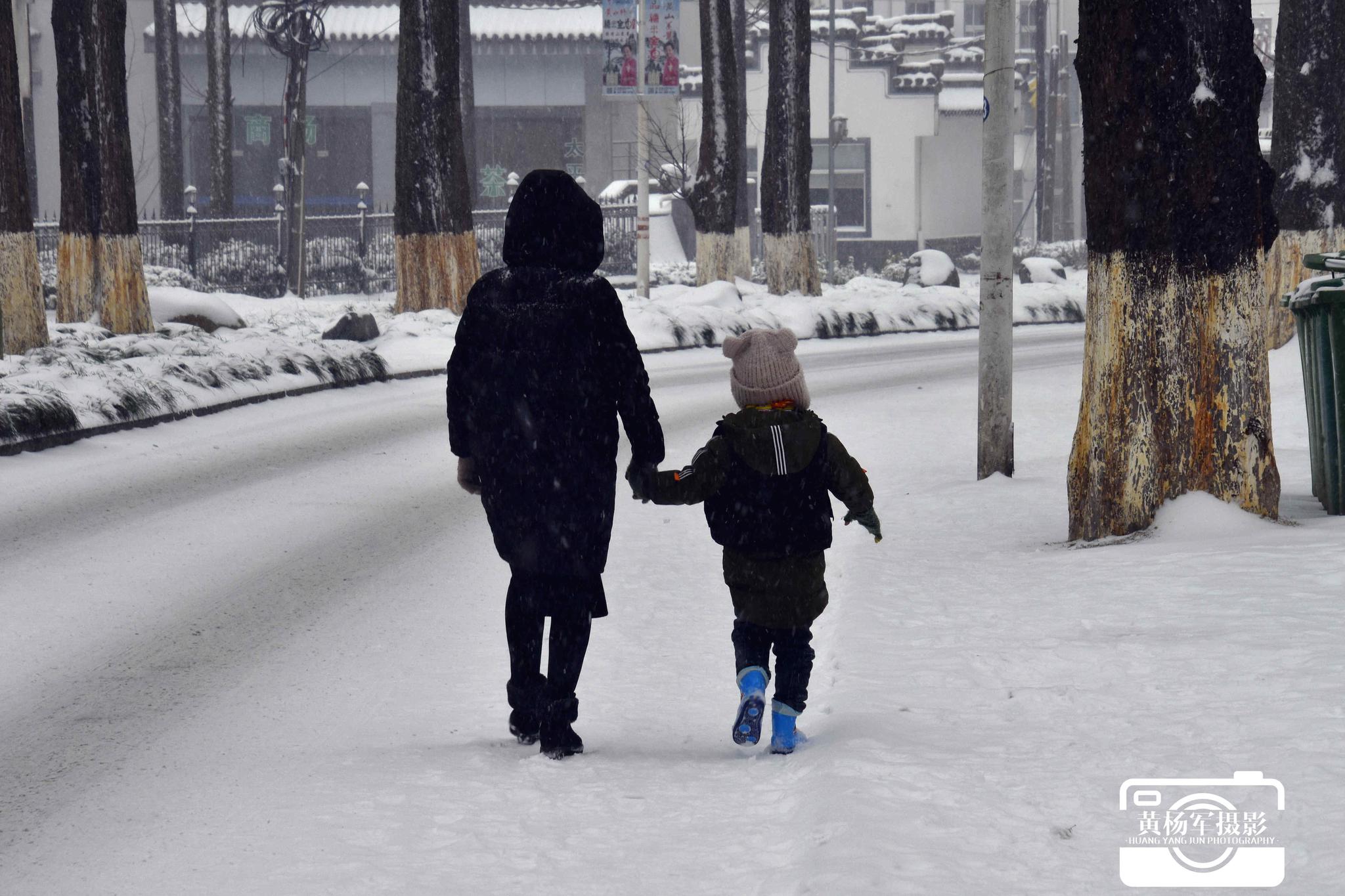 行走在雪中的人【原创摄影】|行走|屋檐|树干_新浪新闻