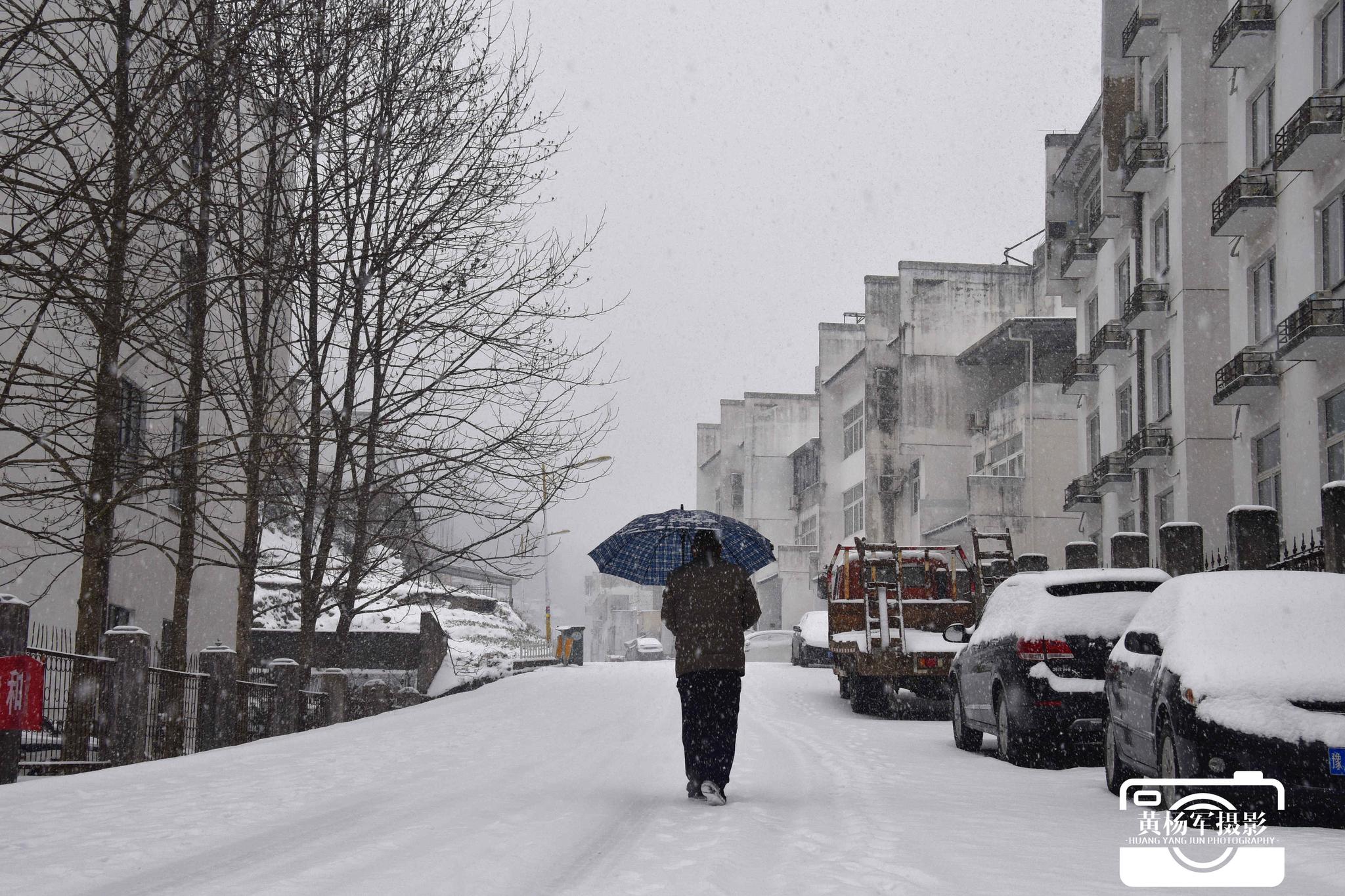 行走在雪中的人【原创摄影】