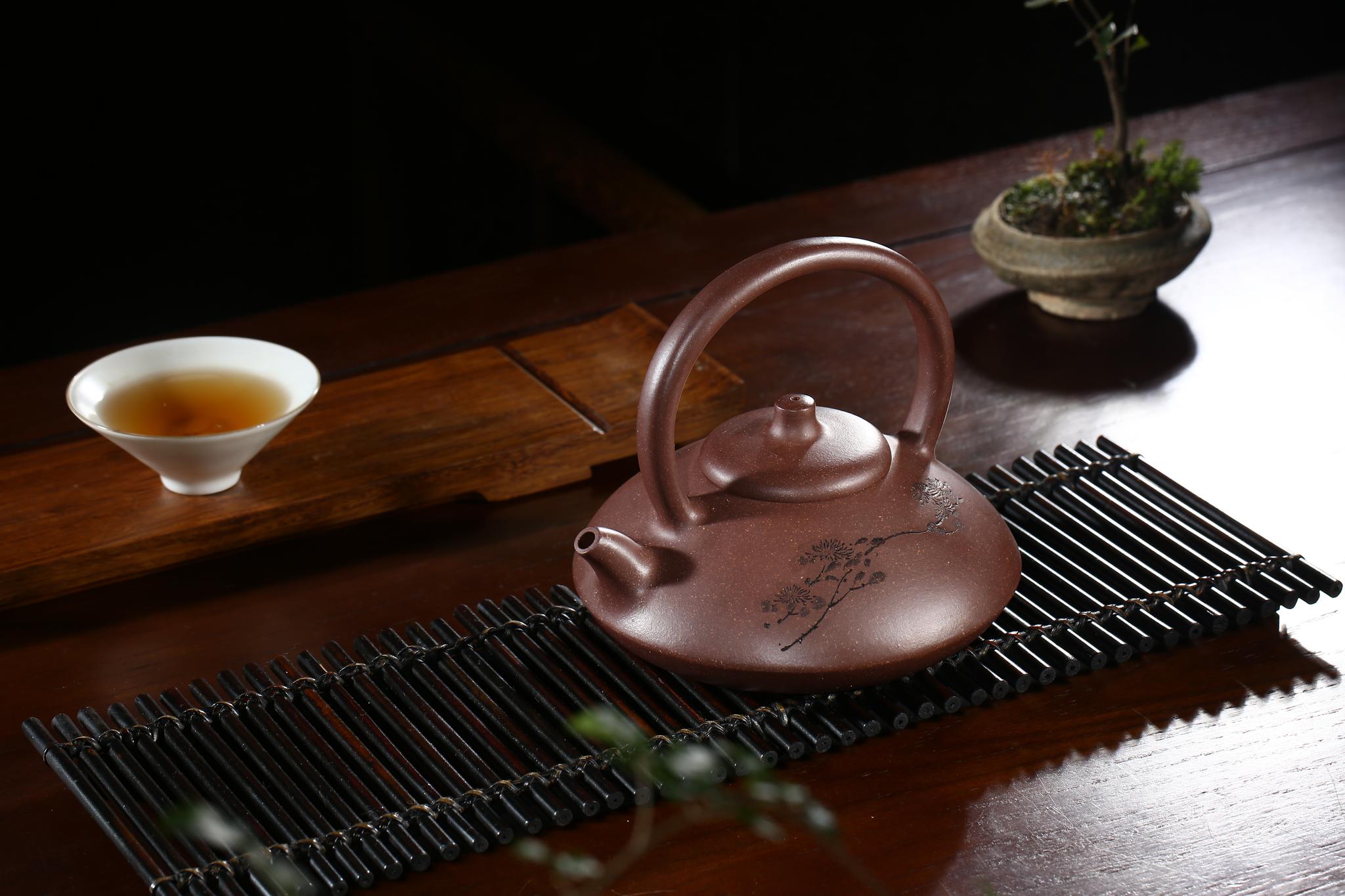 殷梦娇紫砂艺术:"娇壶"不娇 匠心大巧