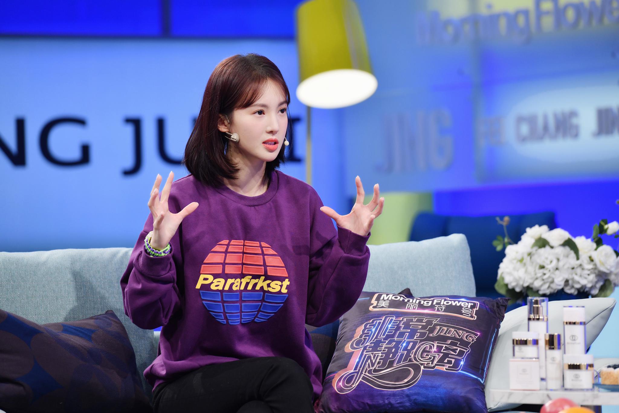 金晨做客《非常静距离》 开朗性格成圈粉利器