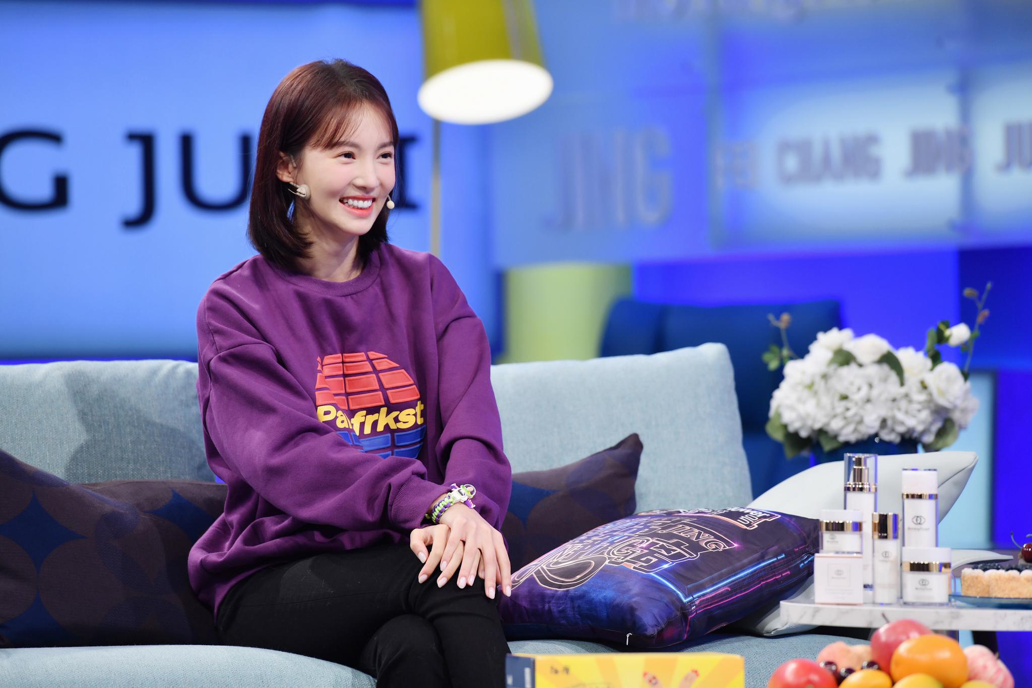 金晨做客《非常静距离》 开朗性格成圈粉利器