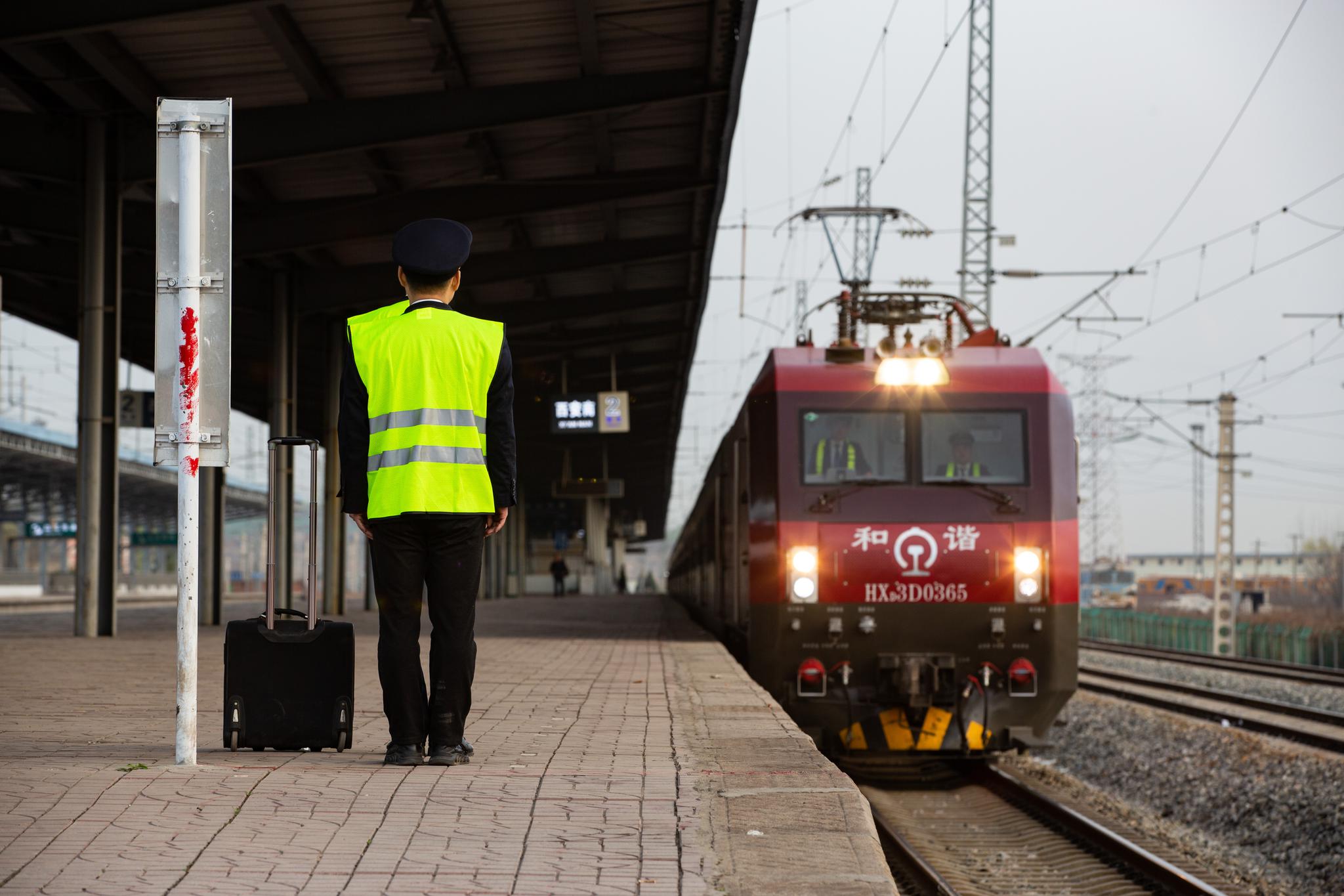 2019年3月28日,西安南火车站,西安机务段机车司机在站台立岗接车妆父