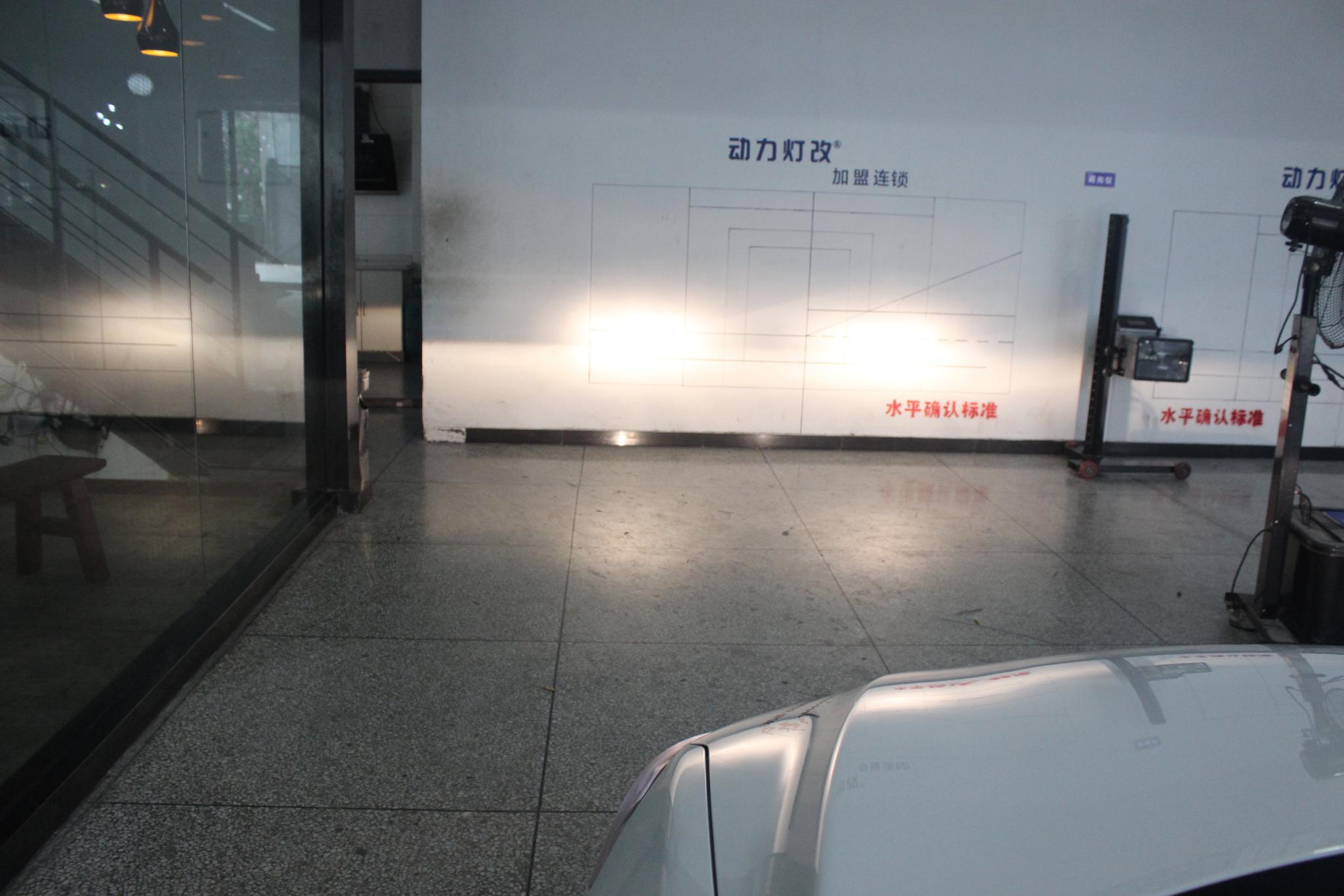 升级前的近远光效果 卤素灯光亮度偏暗,光型不标准,灯光亮度较低.