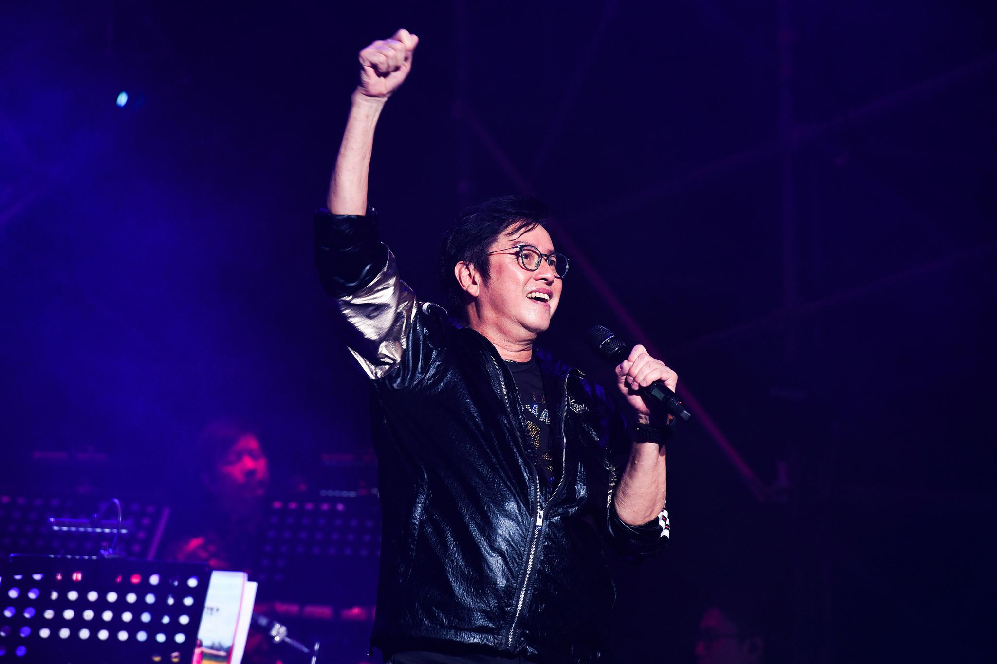 钟镇涛演唱会一波三折难挡惊艳谭咏麟梁家辉助阵唱嗨中山