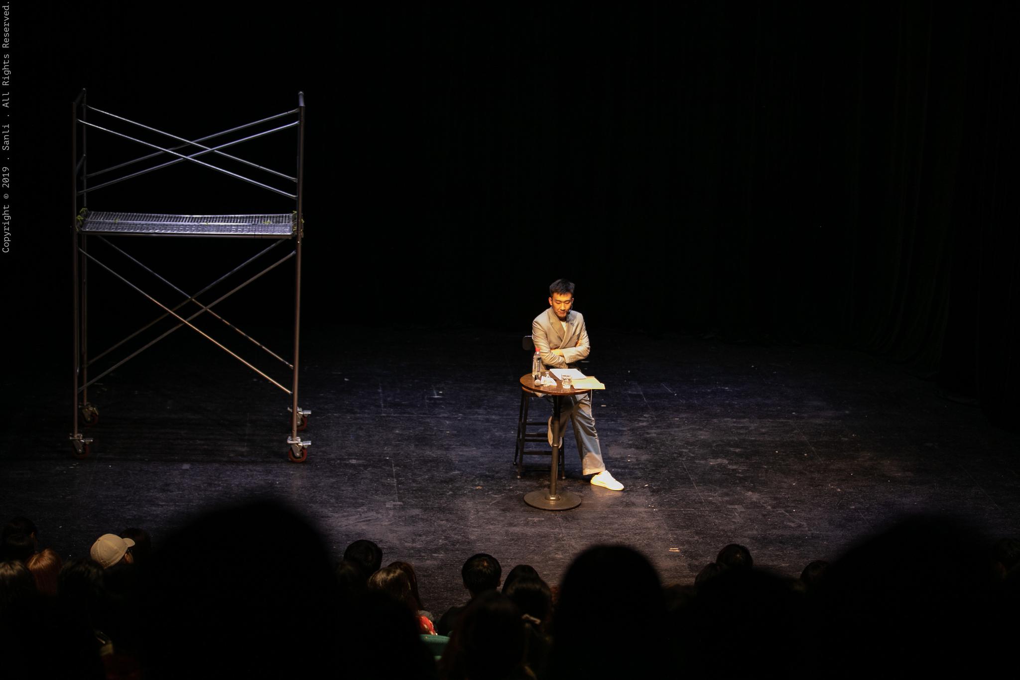 吴昊宸挑战实验戏剧《白兔子,红兔子》 80分钟临场演绎获好评