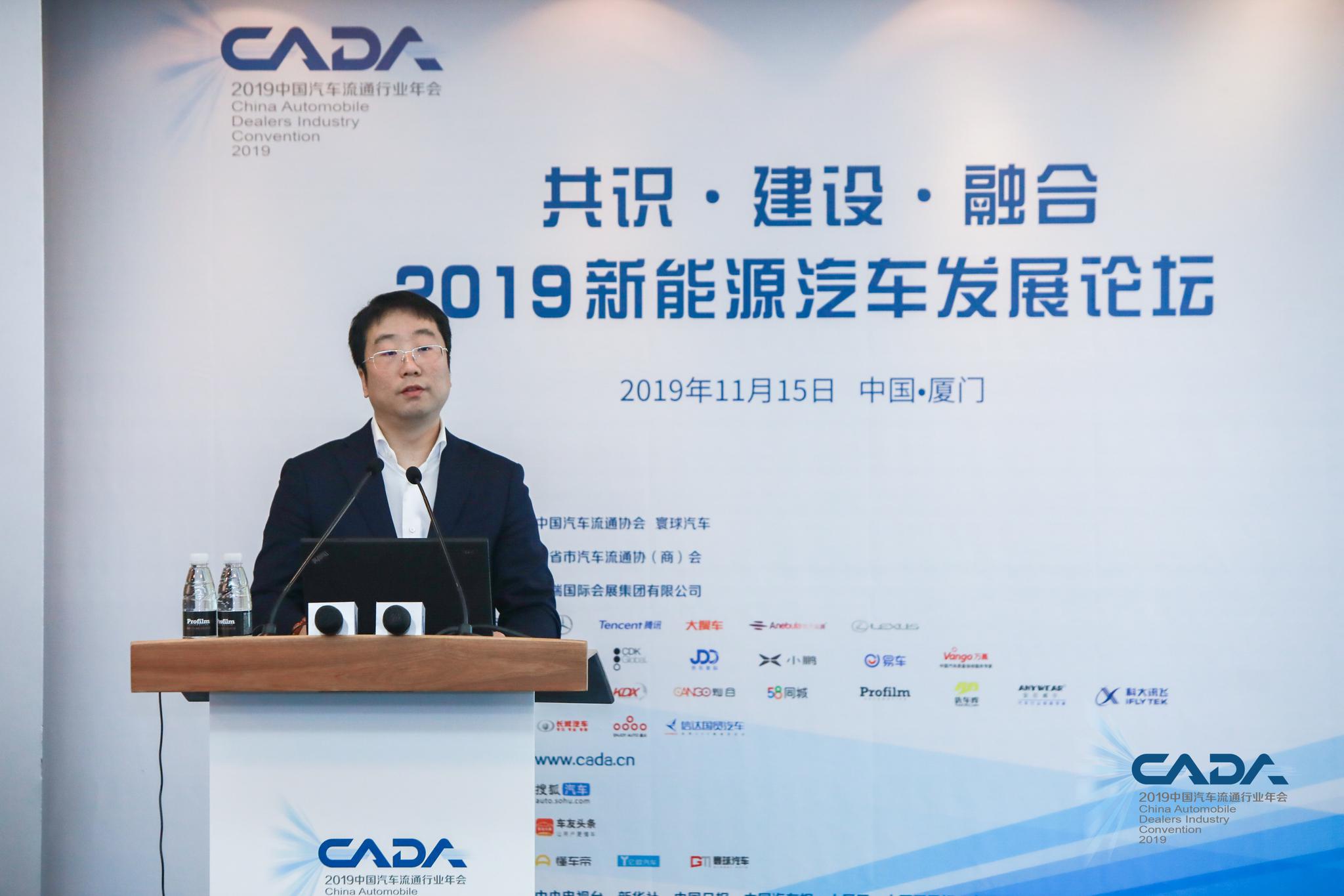 李鸿武需用新的眼光看待新能源汽车未来发展方向