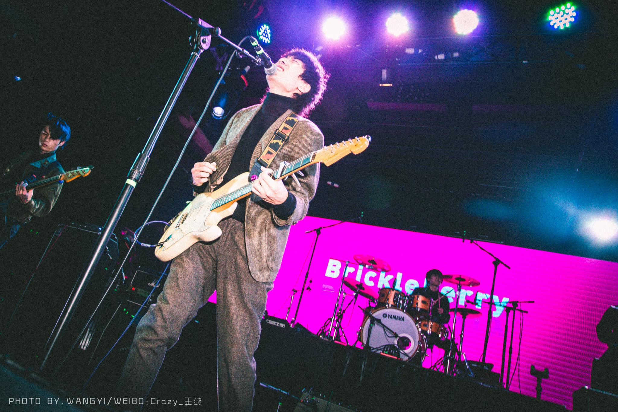 脆莓乐队十七岁少女金色心上线吟唱生命中热情迸发的瞬间