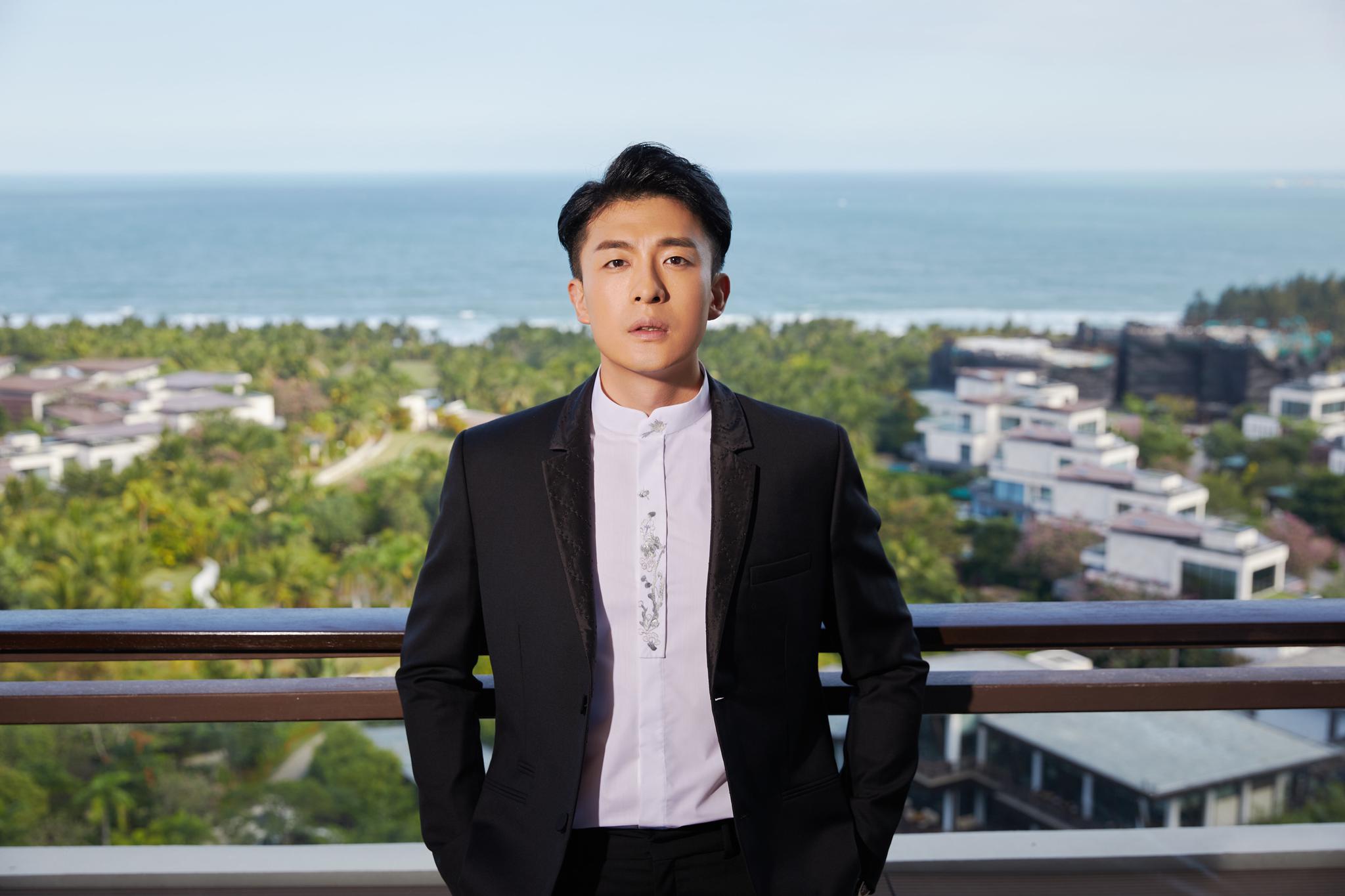 孙艺洲出席海南岛国际电影节 演绎优雅绅士风范