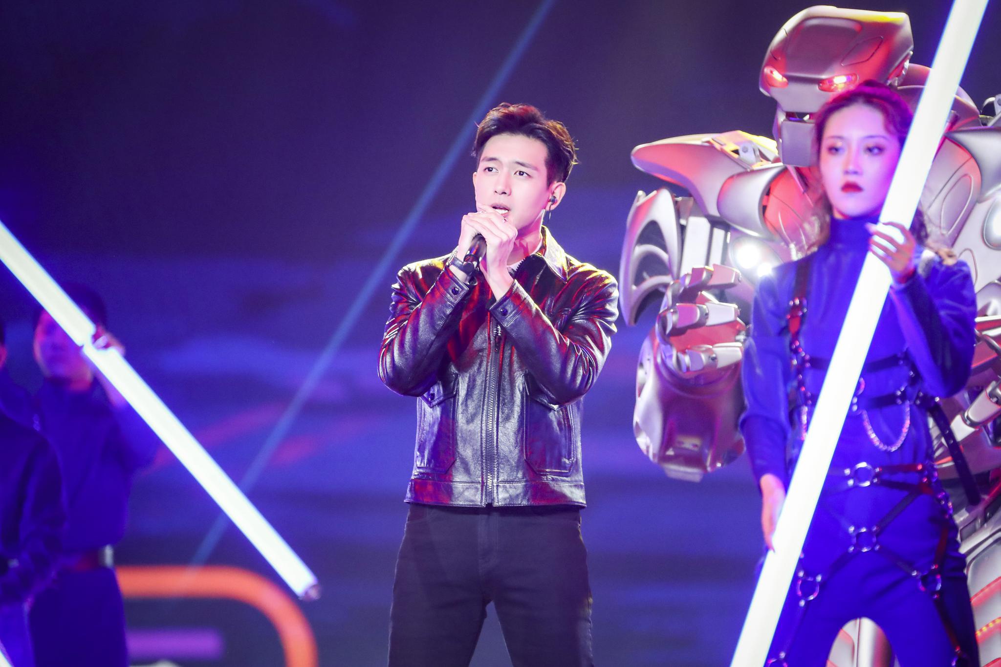 李现东方卫视跨年首秀 组曲三连唱唤起盛夏回忆