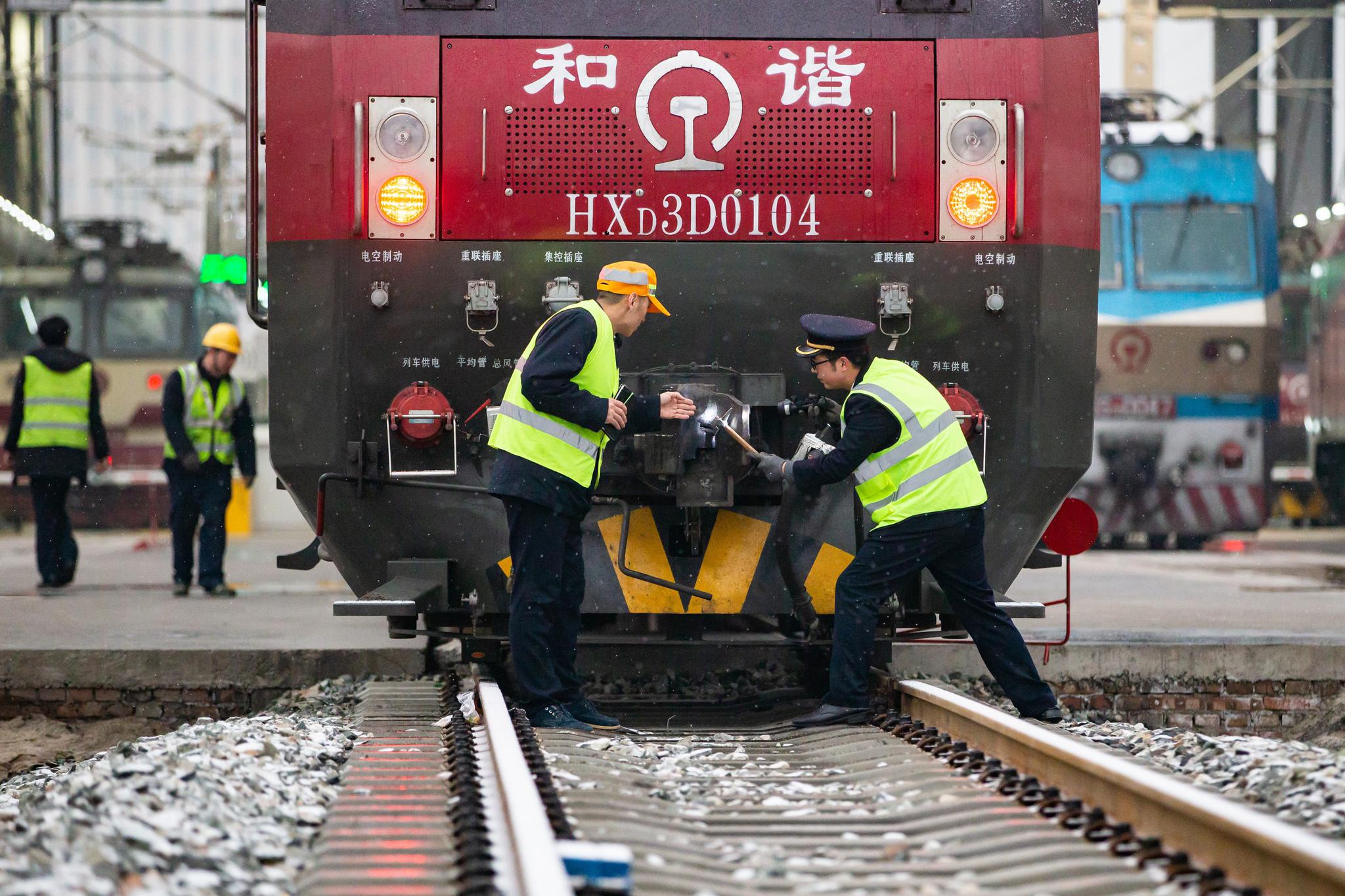西安机务段旅客列车司机迎战初雪保春运
