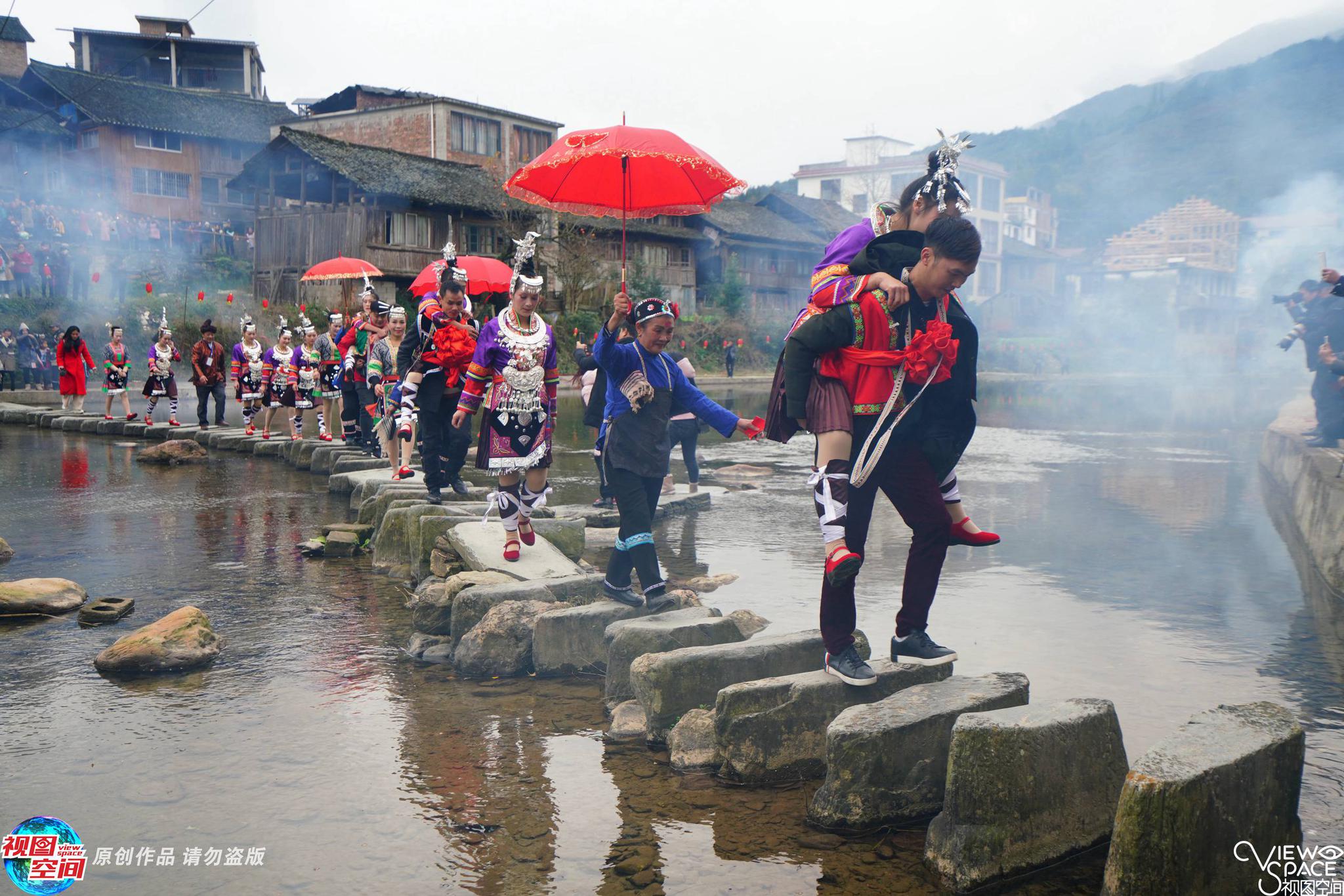 还有背着"新娘"过"独木桥".